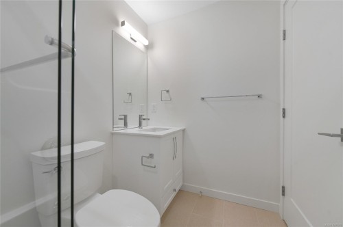 203-9716 Third St, Sidney, BC - Indoor Photo Showing Bathroom