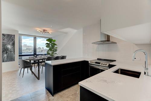 Kitchen - 602-2 Rue Westmount-Square, Westmount, QC - Indoor Photo Showing Kitchen With Upgraded Kitchen