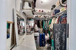Walk-in closet - 