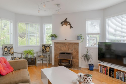 301-24 Prideaux St, Nanaimo, BC - Indoor Photo Showing Living Room With Fireplace