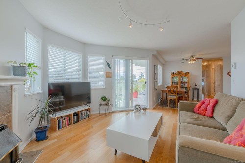 301-24 Prideaux St, Nanaimo, BC - Indoor Photo Showing Living Room