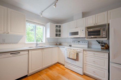 301-24 Prideaux St, Nanaimo, BC - Indoor Photo Showing Kitchen With Double Sink