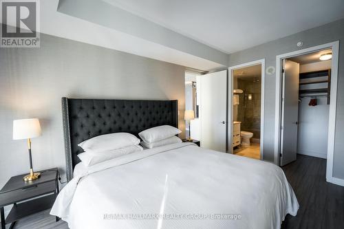 Bedroom with Walk-In Closet and En-Suite Bathroom - 1805 - 111 Champagne Avenue, Ottawa, ON - Indoor Photo Showing Bedroom