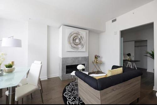 Living room - Th2-1288 Rue St-Antoine O., Montréal (Ville-Marie), QC - Indoor With Fireplace