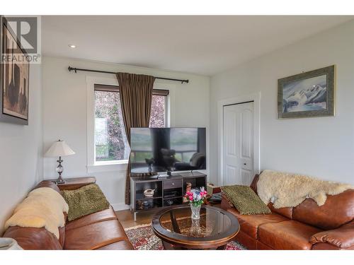 4004 39Th Street, Osoyoos, BC - Indoor Photo Showing Living Room