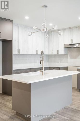 305 - 17 Cleave Avenue, Prince Edward County (Picton Ward), ON - Indoor Photo Showing Kitchen