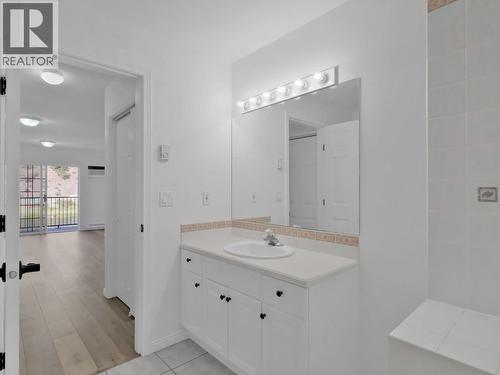 750 Railway Lane Unit# 32, Okanagan Falls, BC - Indoor Photo Showing Bathroom