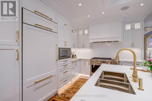560 Hancock Way, Mississauga, ON - Indoor Photo Showing Kitchen With Double Sink With Upgraded Kitchen