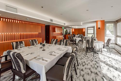 Restaurant - Ph-6-4175 Rue Ste-Catherine O., Westmount, QC - Indoor