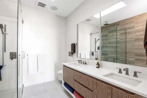 601-1201 Fort St, Victoria, BC - Indoor Photo Showing Bathroom