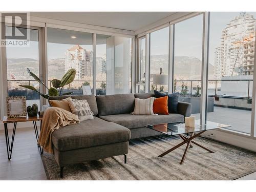 1232 Ellis Street Unit# 403, Kelowna, BC - Indoor Photo Showing Living Room