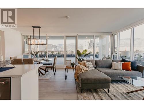 1232 Ellis Street Unit# 403, Kelowna, BC - Indoor Photo Showing Living Room