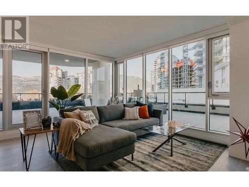 1232 Ellis Street Unit# 403, Kelowna, BC - Indoor Photo Showing Living Room