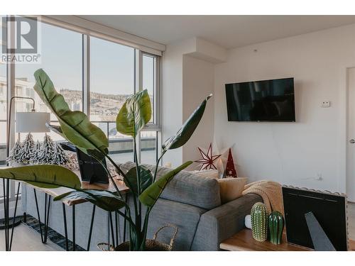 1232 Ellis Street Unit# 403, Kelowna, BC - Indoor Photo Showing Living Room