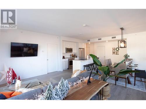 1232 Ellis Street Unit# 403, Kelowna, BC - Indoor Photo Showing Living Room