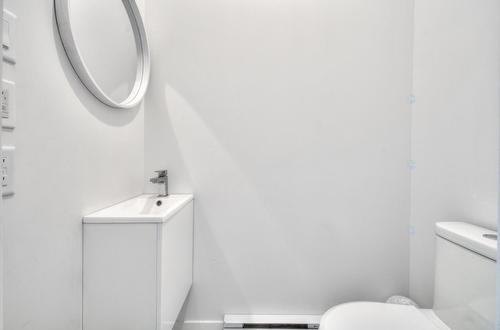 Powder room - 193 21E Rue O., Venise-En-Québec, QC - Indoor Photo Showing Bathroom