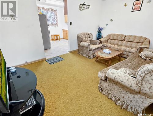 355 3Rd Avenue Se, Swift Current, SK - Indoor Photo Showing Living Room