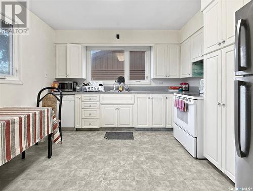 355 3Rd Avenue Se, Swift Current, SK - Indoor Photo Showing Kitchen