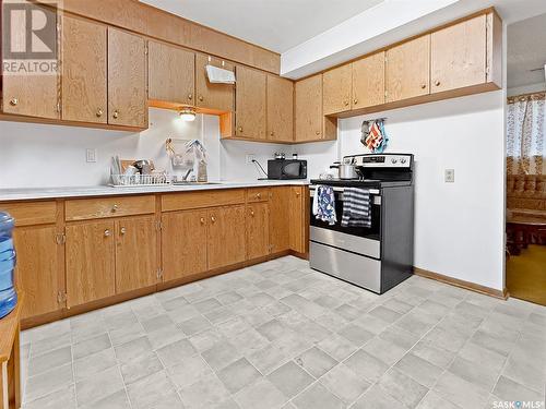355 3Rd Avenue Se, Swift Current, SK - Indoor Photo Showing Kitchen