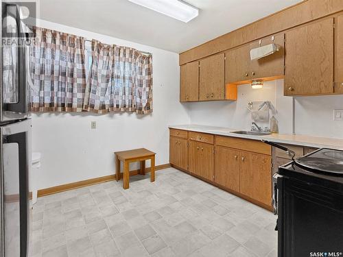 355 3Rd Avenue Se, Swift Current, SK - Indoor Photo Showing Kitchen