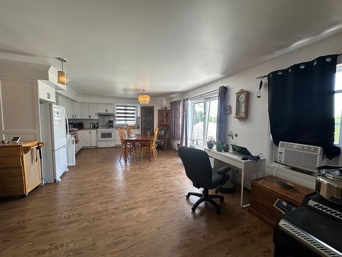 Salon - 1420 Route De La Seigneurie, Saint-Roch-Des-Aulnaies, QC - Indoor