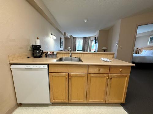 208-500 Stemwinder Drive, Kimberley, BC - Indoor Photo Showing Kitchen