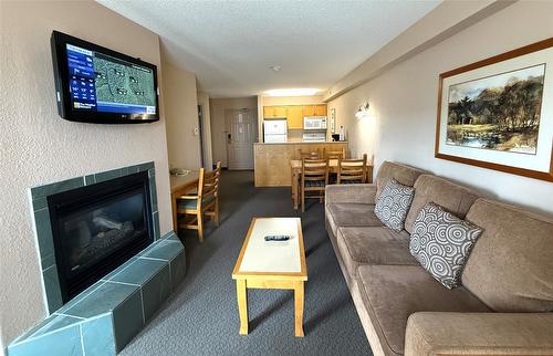 208-500 Stemwinder Drive, Kimberley, BC - Indoor Photo Showing Living Room With Fireplace