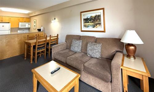 208-500 Stemwinder Drive, Kimberley, BC - Indoor Photo Showing Living Room