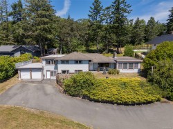 854 Royal Oak Ave  Saanich, BC V8X 3T2
