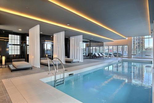 Pool - 714-1188 Rue St-Antoine O., Montréal (Ville-Marie), QC - Indoor Photo Showing Other Room With In Ground Pool