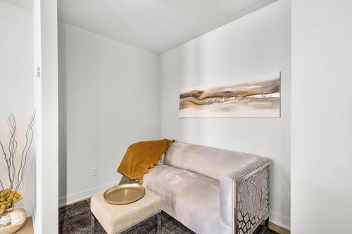 Den - 714-1188 Rue St-Antoine O., Montréal (Ville-Marie), QC - Indoor