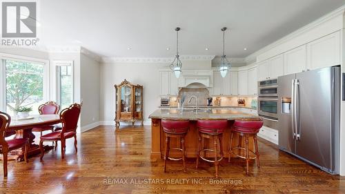 70 Richard Lovat Court, Vaughan, ON - Indoor Photo Showing Kitchen With Upgraded Kitchen