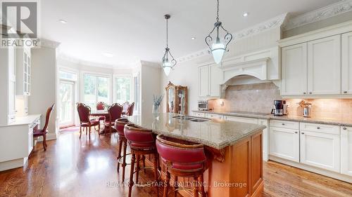 70 Richard Lovat Court, Vaughan, ON - Indoor Photo Showing Kitchen With Upgraded Kitchen