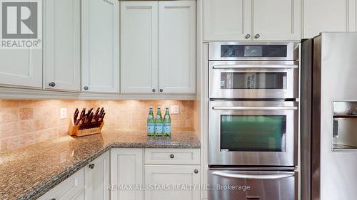 70 Richard Lovat Court, Vaughan, ON - Indoor Photo Showing Kitchen With Upgraded Kitchen