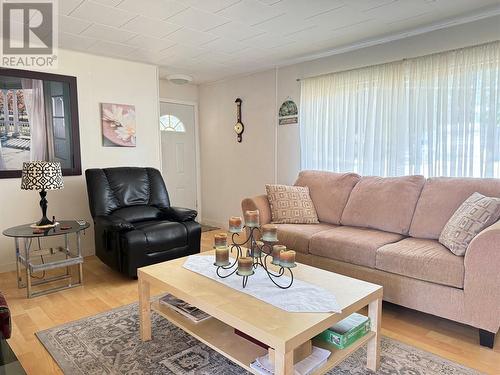 1544 Burger Road, Christina Lake, BC - Indoor Photo Showing Living Room