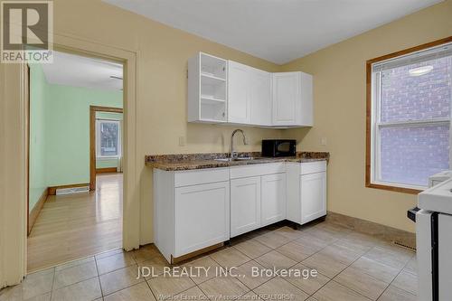 721-723 Campbell Avenue, Windsor, ON - Indoor Photo Showing Kitchen