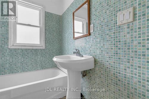 721-723 Campbell Avenue, Windsor, ON - Indoor Photo Showing Bathroom