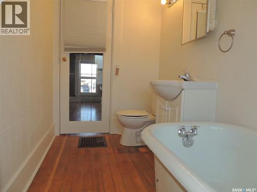 630 3Rd Street, Estevan, SK - Indoor Photo Showing Bathroom