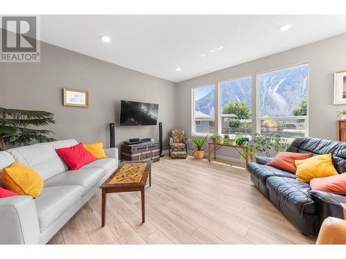 617 2Nd Avenue, Keremeos, BC - Indoor Photo Showing Living Room