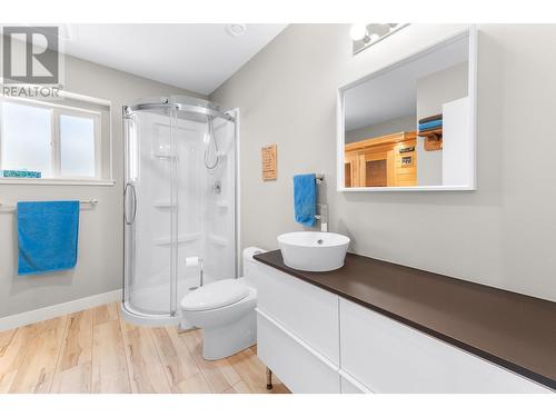 617 2Nd Avenue, Keremeos, BC - Indoor Photo Showing Bathroom