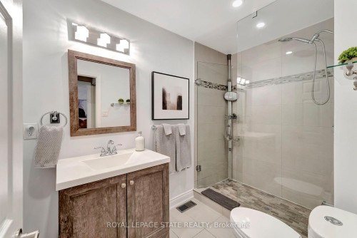 746 Roxborough Avenue, Hamilton, ON - Indoor Photo Showing Bathroom