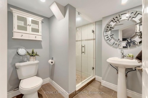 746 Roxborough Avenue, Hamilton, ON - Indoor Photo Showing Bathroom