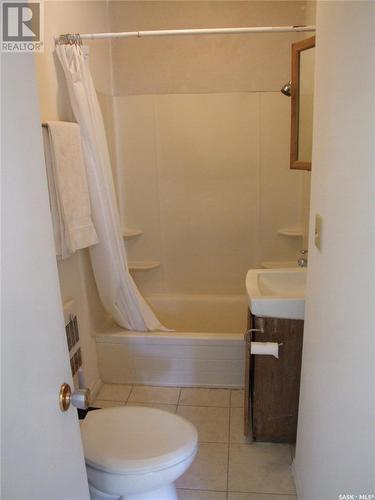 150 2Nd Street E, Fox Valley, SK - Indoor Photo Showing Bathroom