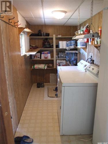 150 2Nd Street E, Fox Valley, SK - Indoor Photo Showing Laundry Room