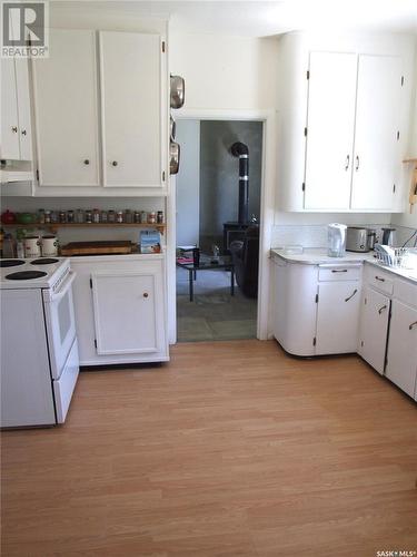 150 2Nd Street E, Fox Valley, SK - Indoor Photo Showing Kitchen With Double Sink