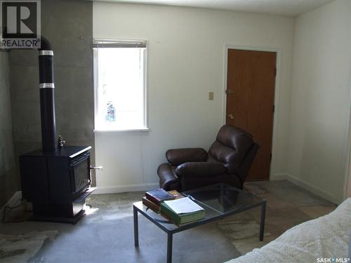 150 2Nd Street E, Fox Valley, SK - Indoor Photo Showing Other Room