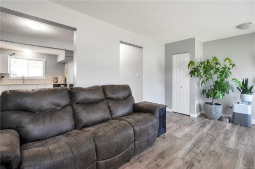 925 Watson Cres, Campbell River, BC - Indoor Photo Showing Living Room