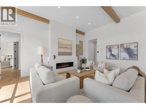 271 Chicopee Road Unit# 4, Vernon, BC - Indoor Photo Showing Living Room With Fireplace