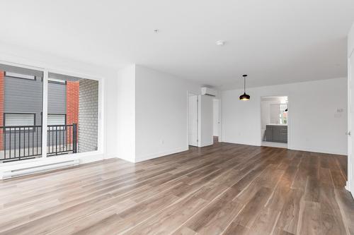 Dinette - 203-140 Boul. St-Elzear O., Laval (Vimont), QC - Indoor