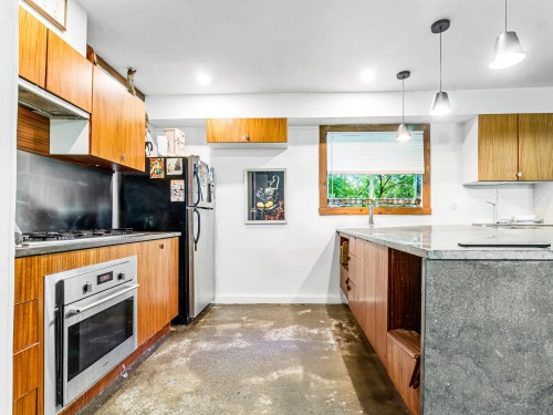 Garage - 202 Ch. Des Chênes, Sainte-Anne-Des-Lacs, QC - Indoor Photo Showing Kitchen